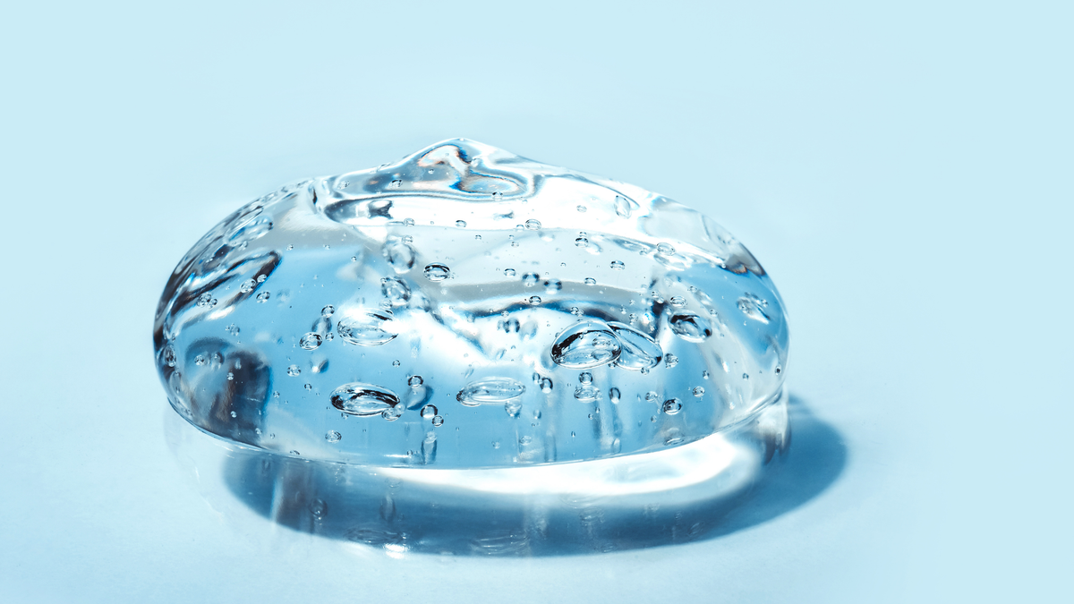 Ein großer Tropfen Gel auf einer blauen Fläche