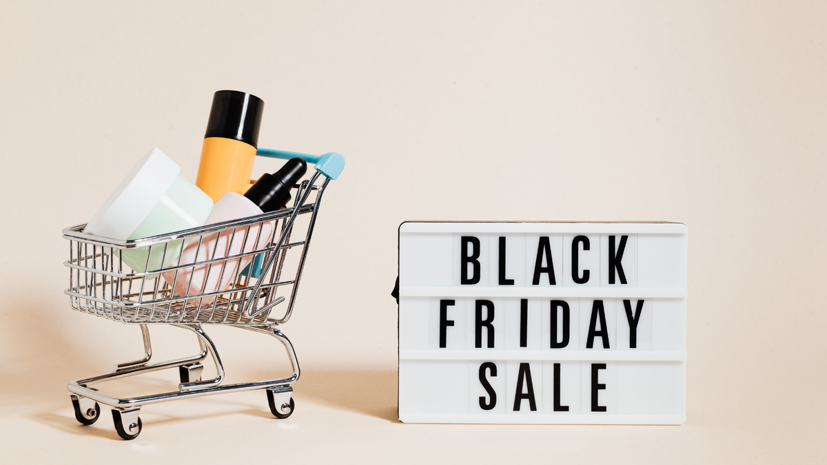 Kleiner Einkaufskorb mit Skincare Produkten neben einem Black Friday Schild