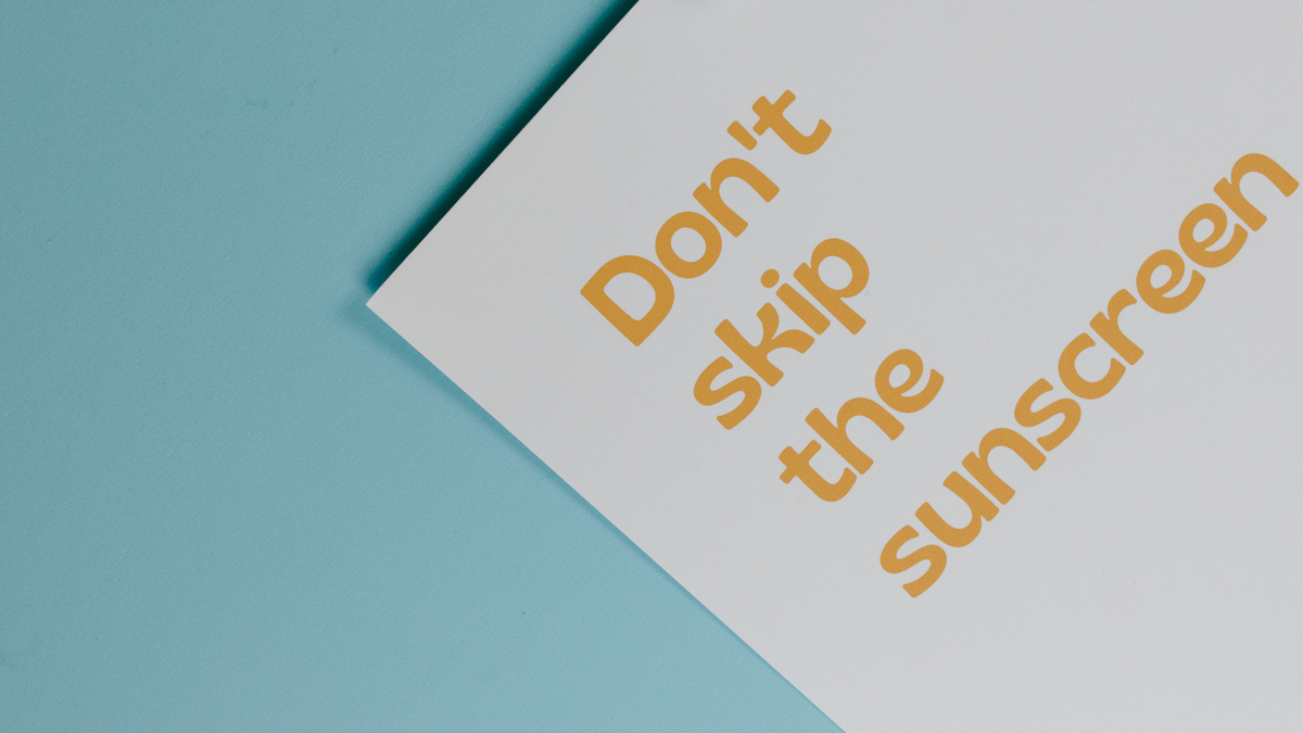 Flyer mit der Aufschrift Don't skip the Sunscreen