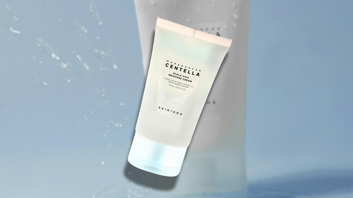 Skin Centella Hyalu-Cica Creme Produktshot wassertropfen im Hintergrund
