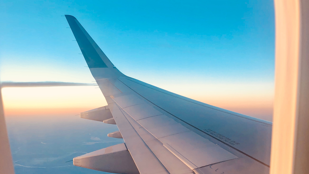 Ausblick aus dem Flugzeugfenster Sonnenuntergang