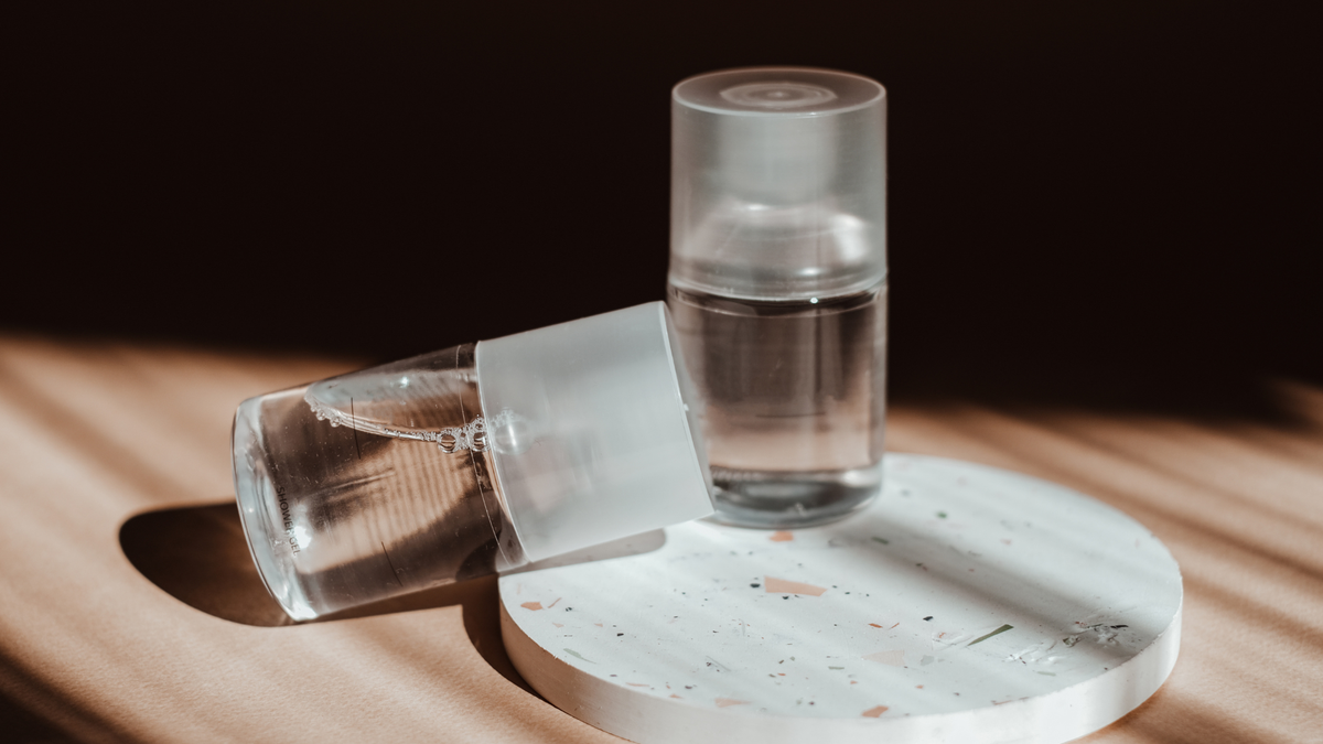 Zwei kleine Milky Toner flaschen liegen nebeneinander auf einem Stein Brett