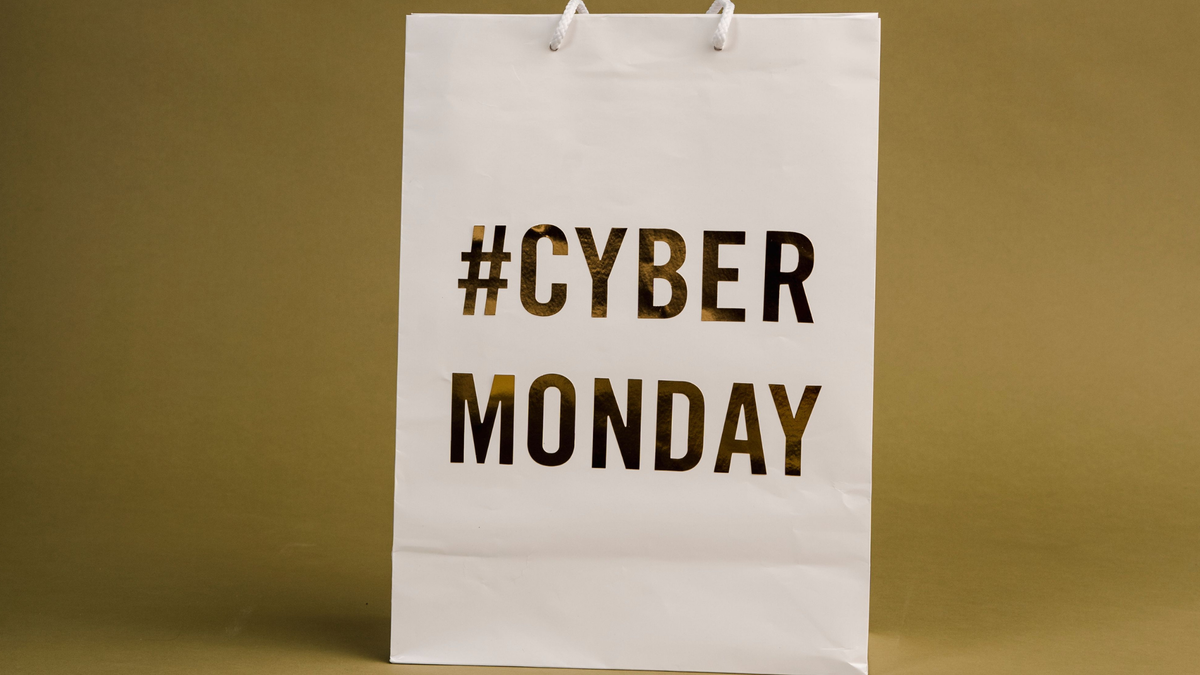 Tüte mit der Aufschrift Cyber Monday