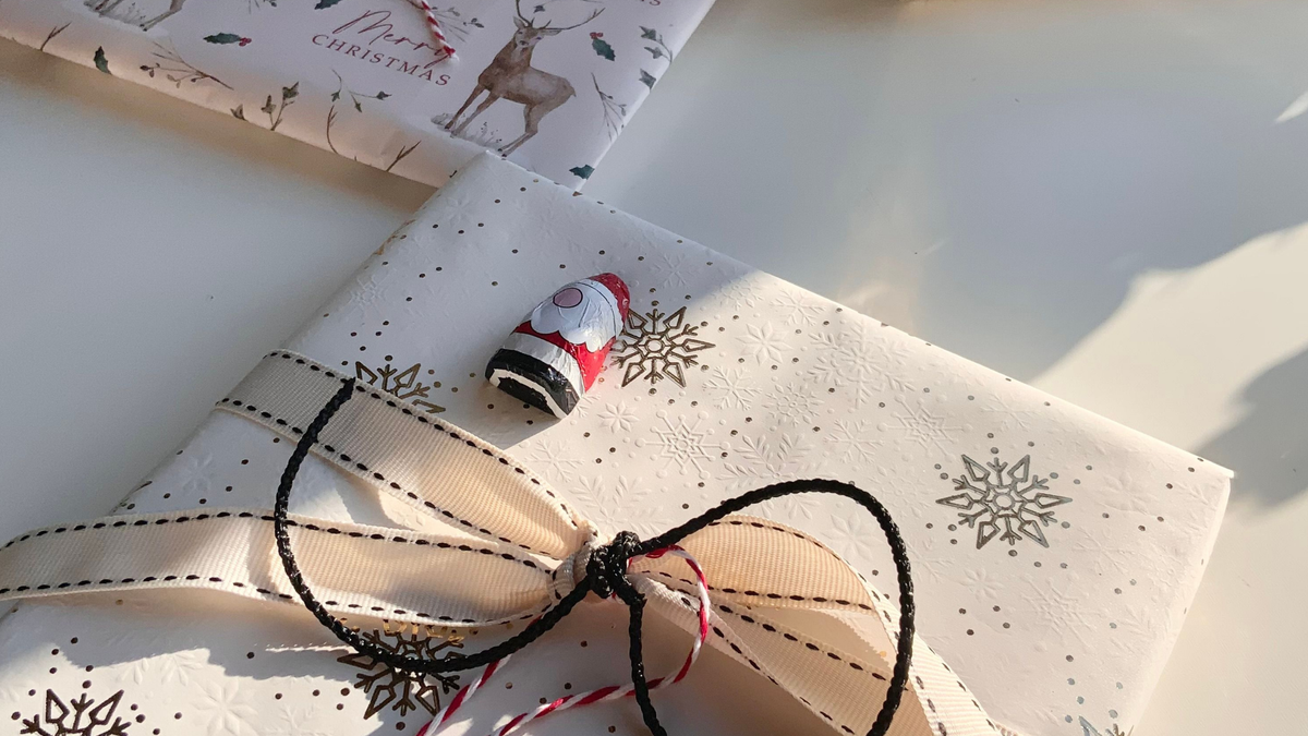 Verpacktes Weihnachtsgeschenk mit einem kleinen Schokonikolaus