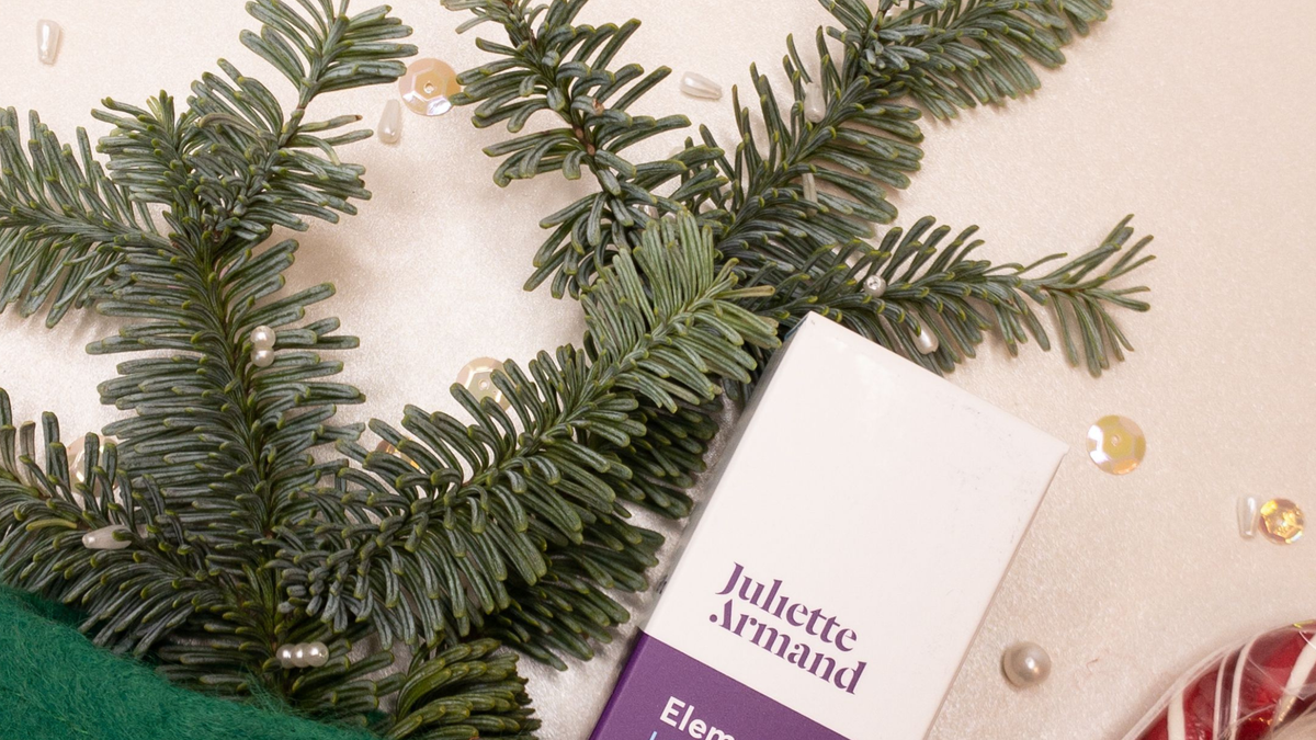 Verpackung Skincare Produkt daneben ein Tannenzweig