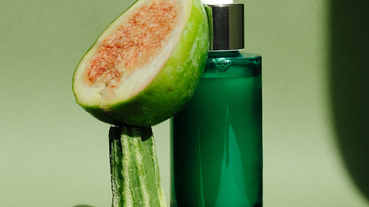 Aloe Vera, Feige neben einem grünen Skincare Produktc