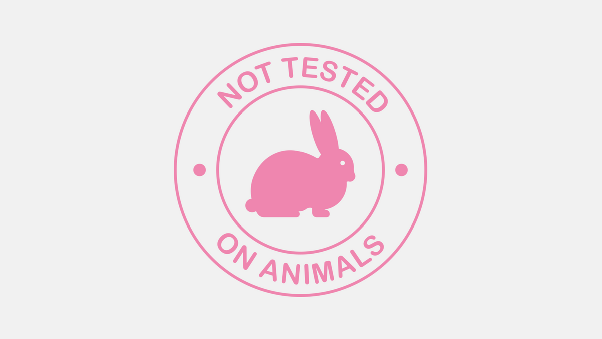 Pinker Sticker mit einem Hasen in der Mitte mit der Aufschrift Not tested on animals