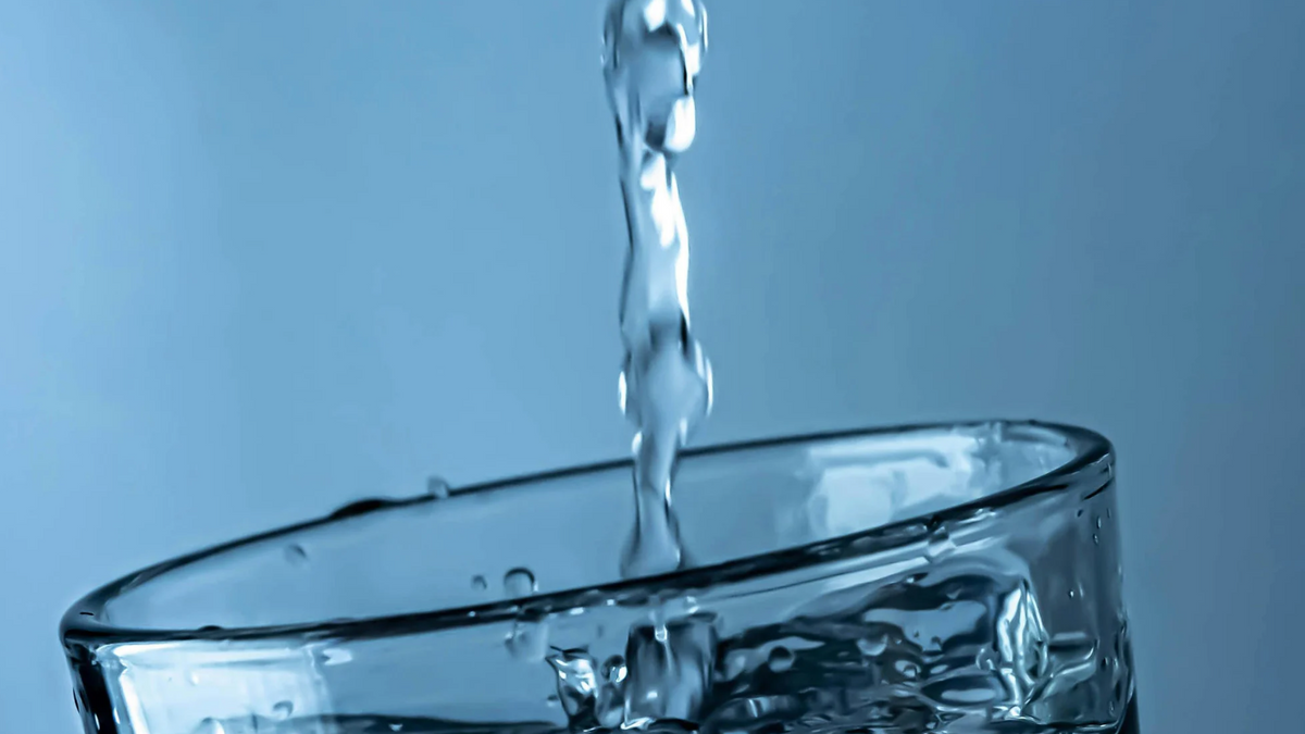 Nahaufnahme Wasserstrahl in ein Glas