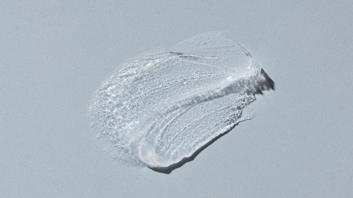 Vaseline Textur auf einem blau/grauen Hintergrund