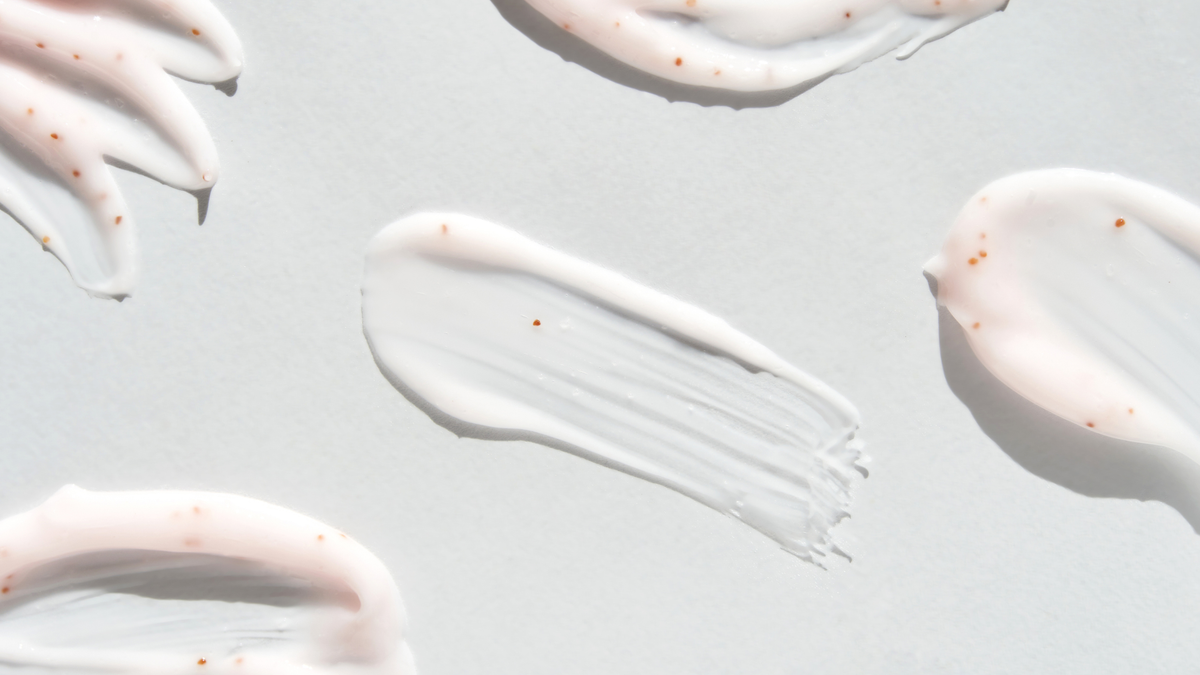 Rosa Skincare Textur auf hellgrauem Hintergrund