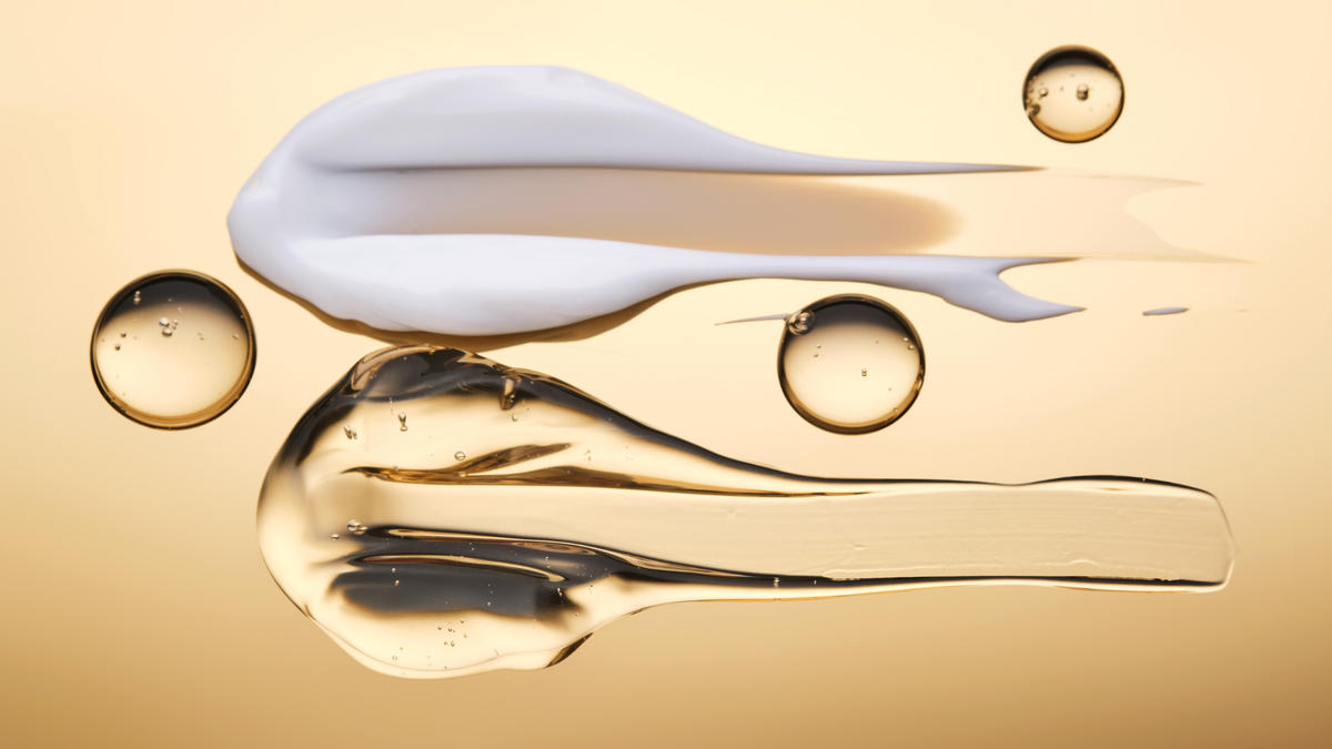 weiße und durchsichtige Skincare Textur auf einem goldenen Hintergrund