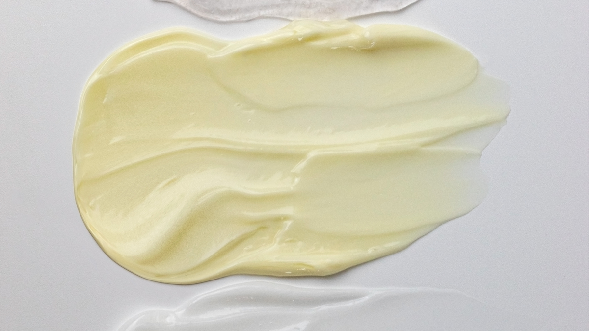 Gelber Skincare Wirkstoff auf einer grauen Oberfläche