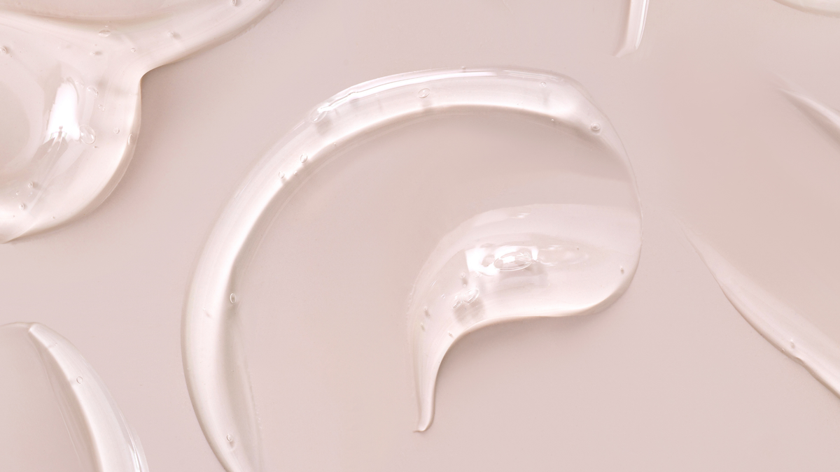 Skincare Gel Textur auf einer rosa farbenen Oberfläche
