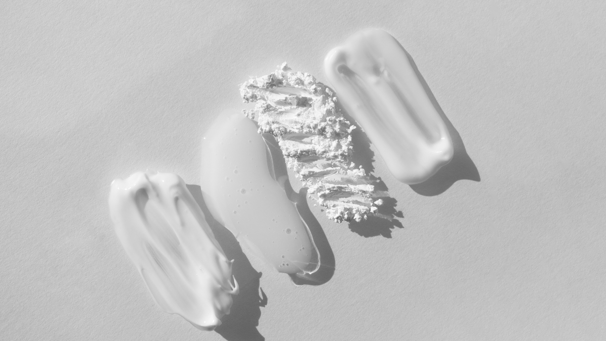 Verschiedene Skincare Texturen auf einer weißen Oberfläche