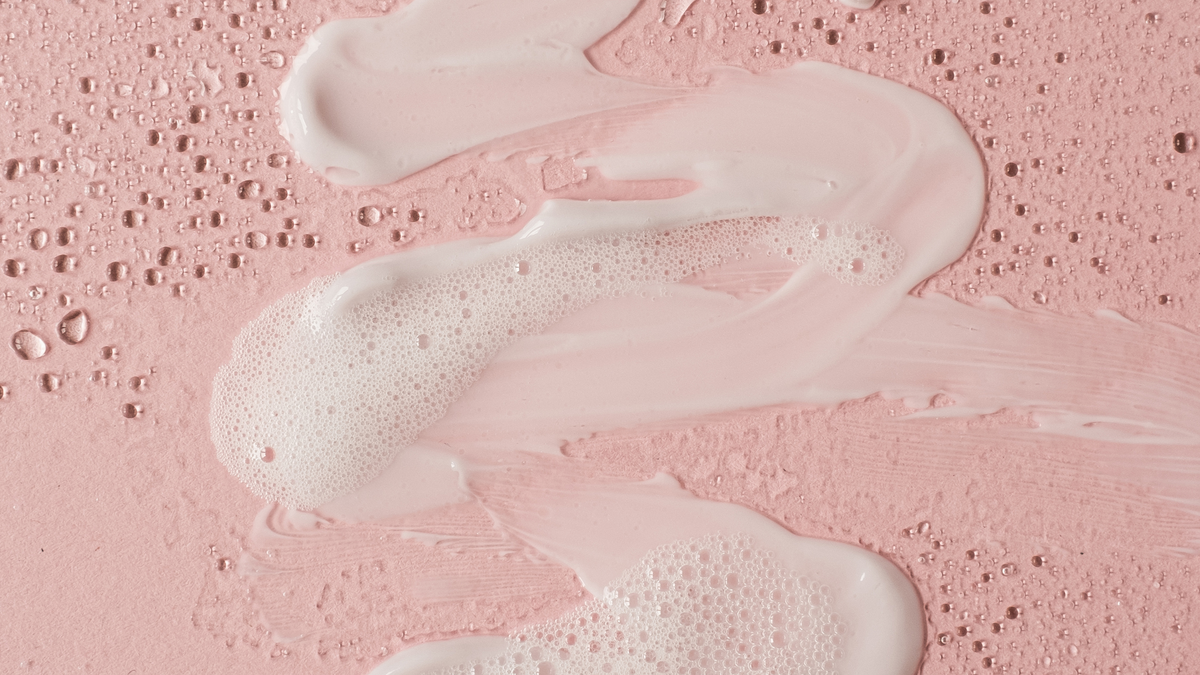 Skincare Texturen auf einer rosanen Oberfläche
