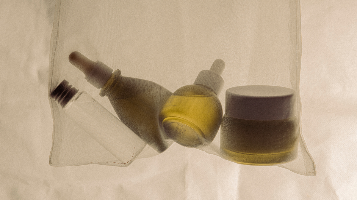 Verschiedene Skincare Produkte (Creme, Seren, Ampulle) in einer durchsichtigen Tüte 