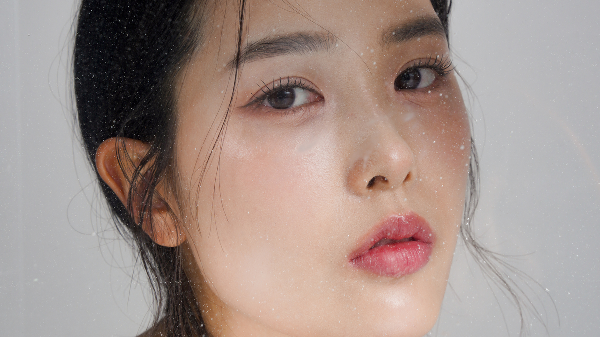 Nahaufnahme einer jungen koreanischen Frau mit braunen Augen