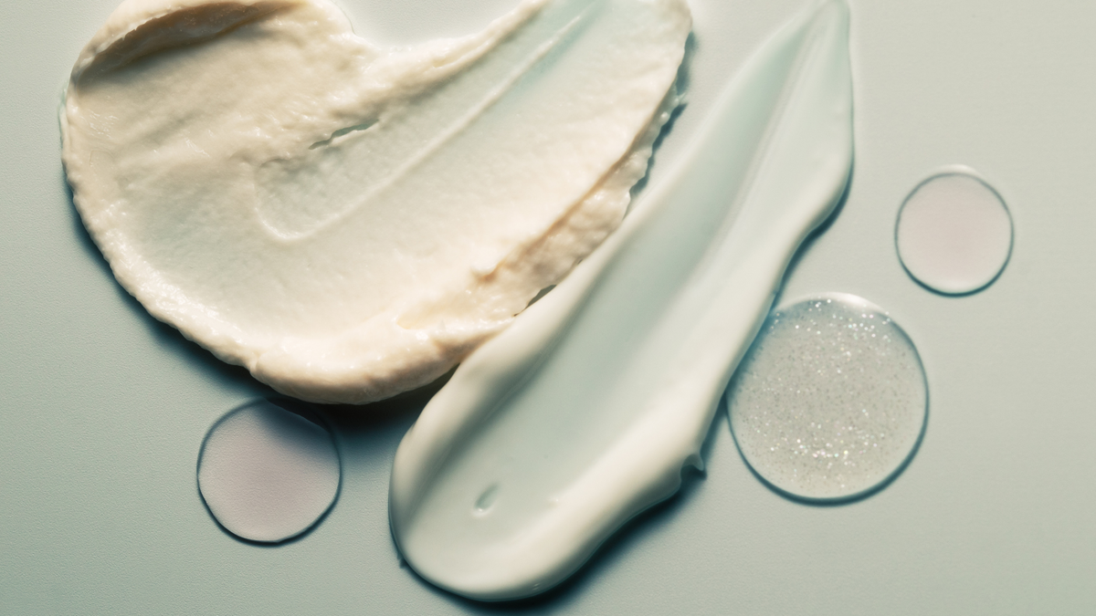 Verschiedene Skincare Texturen auf einem Hintergrund der mintfarben ist