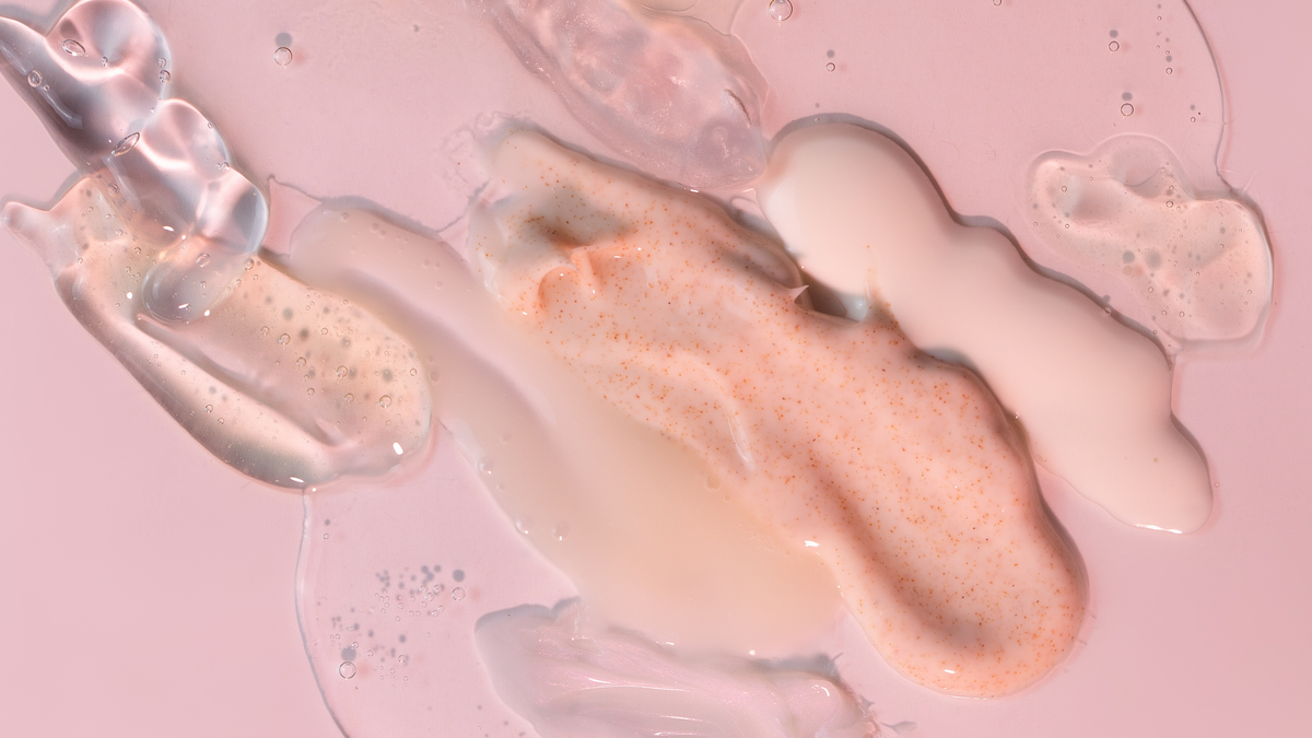 Rosa Skincare Texturen auf einer rosa Oberfläche