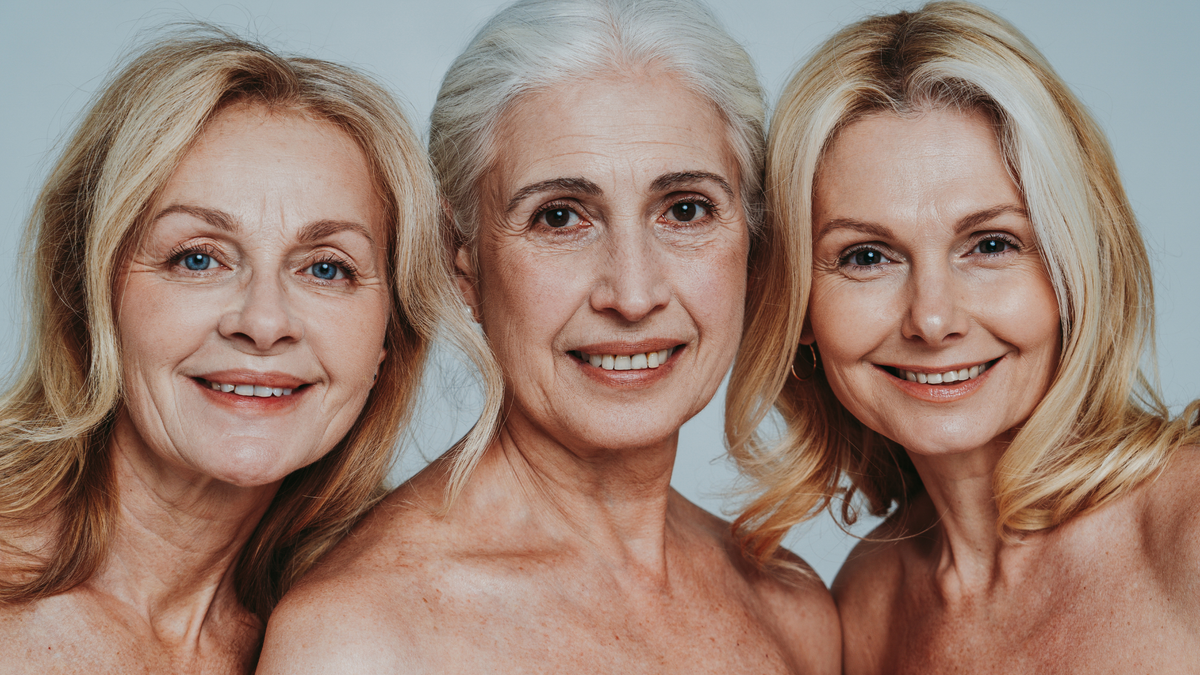 Drei Frauen schauen lächelnd in die Kamera 