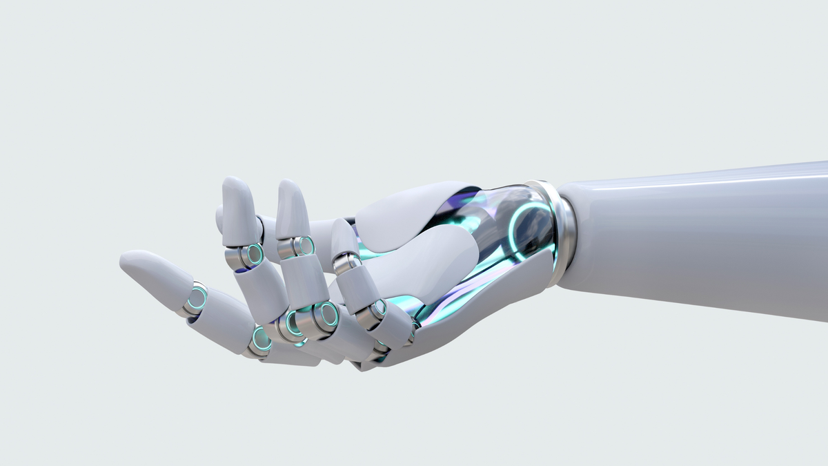 Nahaufnahme einer Hand eines weißen Roboters vor einem weißen Hintergrund