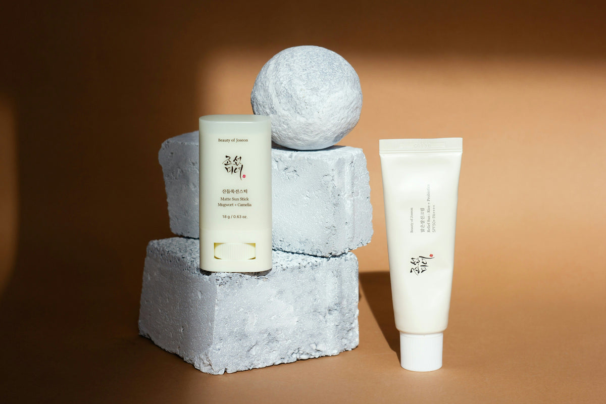 Koreanische Sonnencreme wird im Gesicht aufgetragen