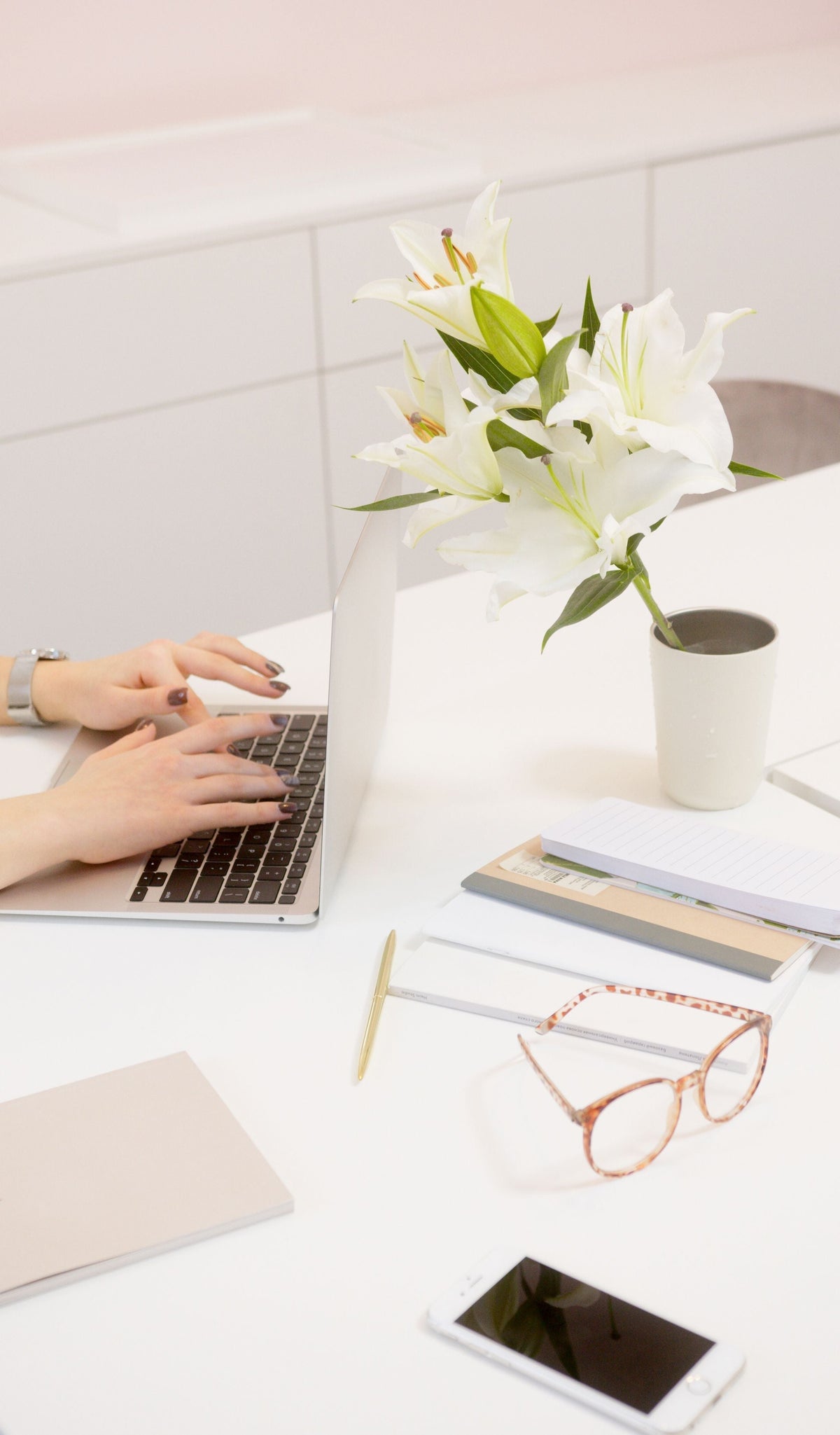 Gründerin arbeitet selbstständig an ihrem Business