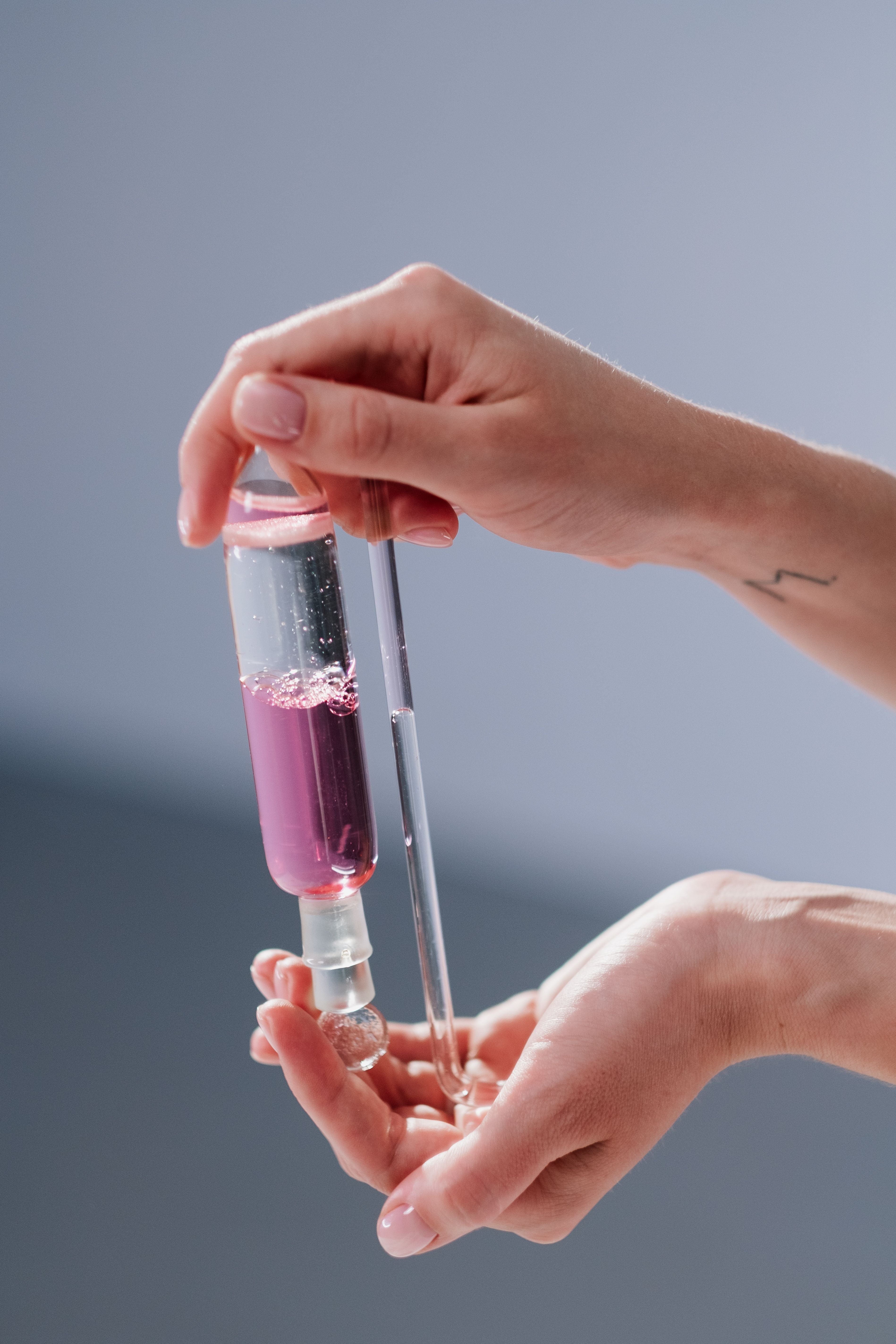 Serum mit Peptiden wird auf die Haut aufgetragen