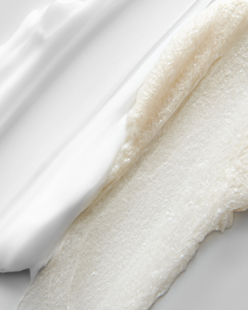 Zwei helle Creme Texturen die nebeneinander aufgetragen wurden