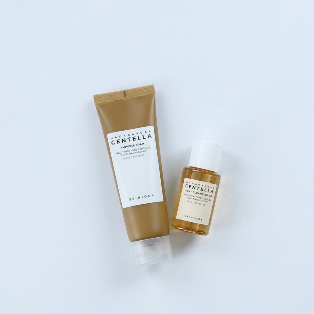 SKIN1004 Double Cleansing Set: Light Cleansing Oil und Centella Ampoule Foam auf hellem Hintergrund